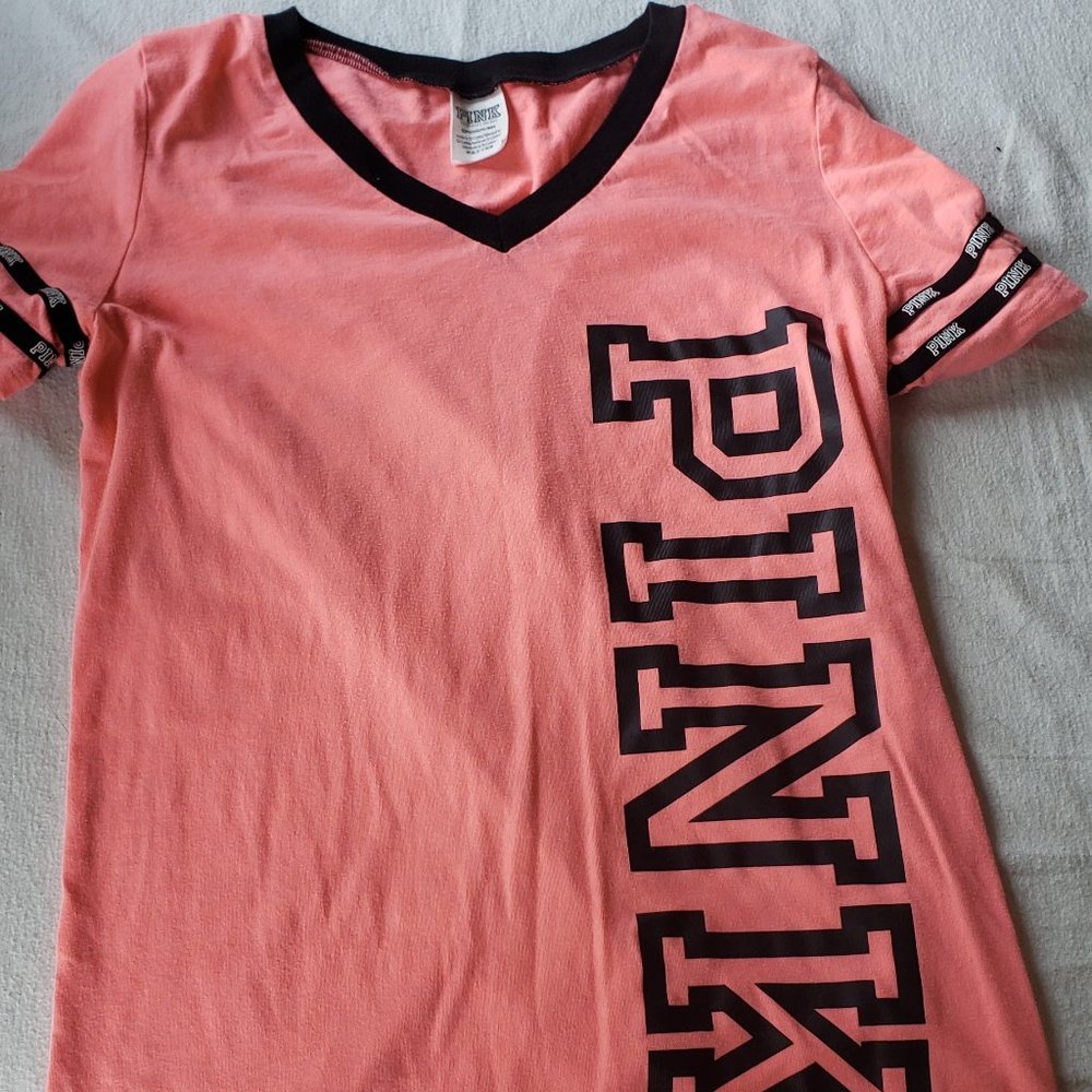 VS PINK T-shirt.